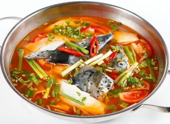 Đầu cá hồi nấu canh chua