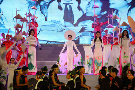 Hoa hậu các Dân tộc Việt Nam trình diễn trang phục dân tộc