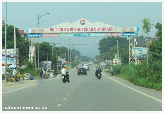 Cổng chào vào khu vực du lịch Ba Vì